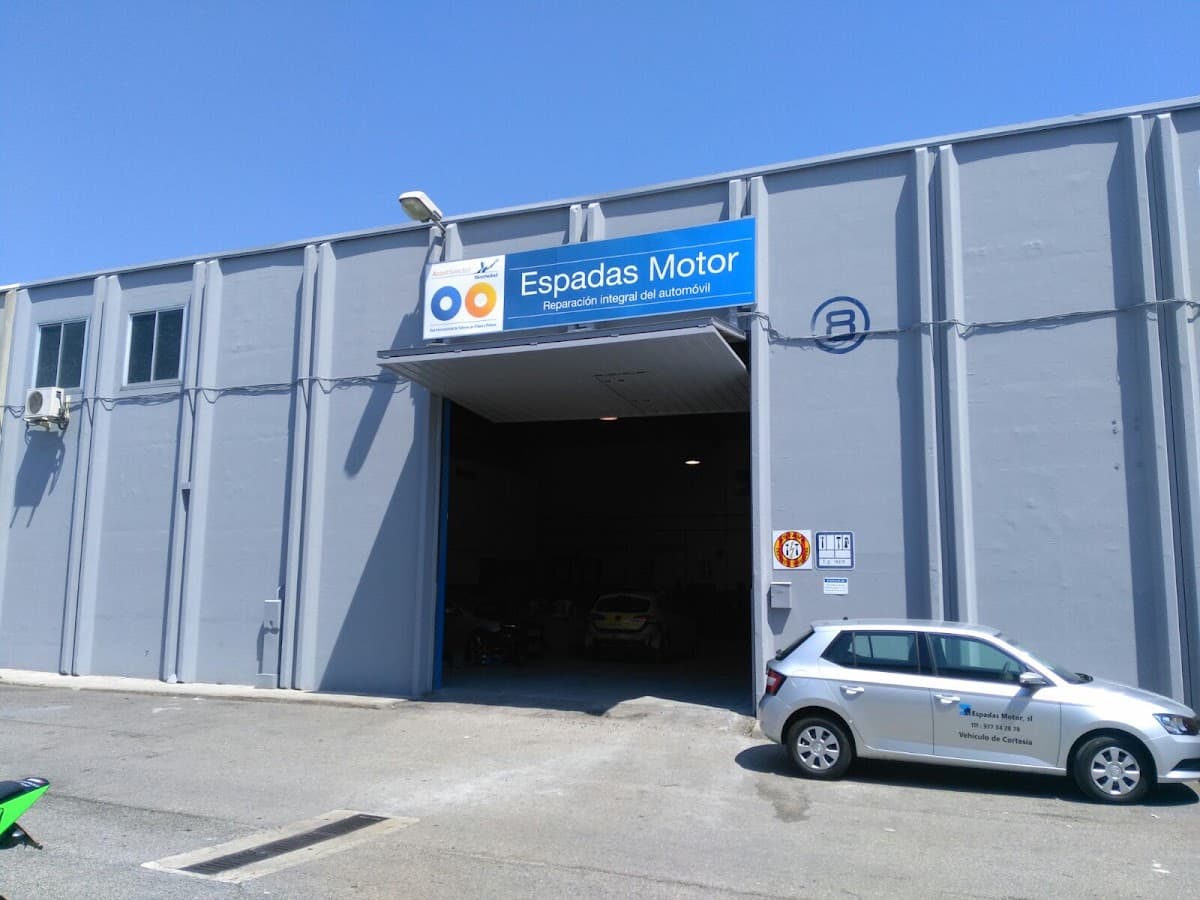Fachada y entrada del taller Espadas Motor en Tarragona