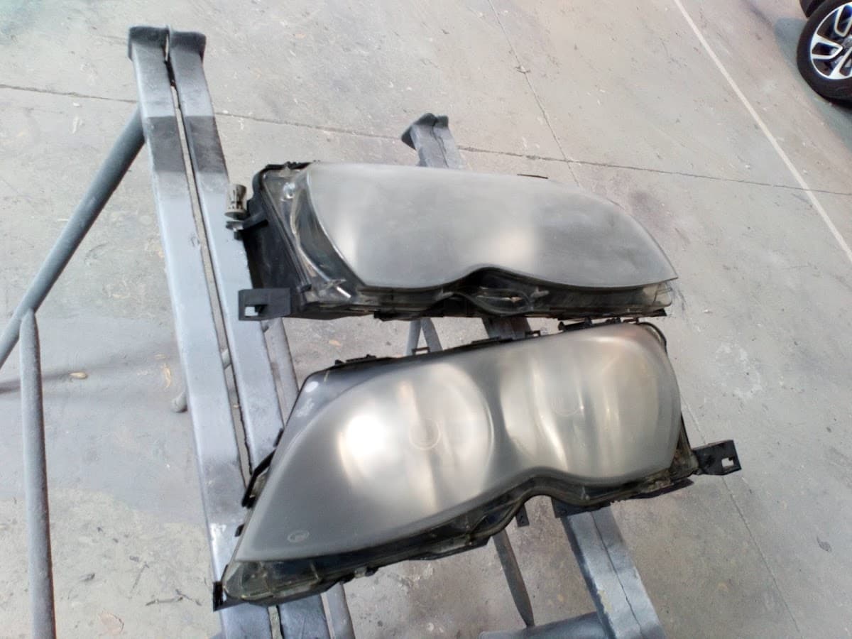 Faros de vehículo desmontados para revisión en el taller Espadas Motor