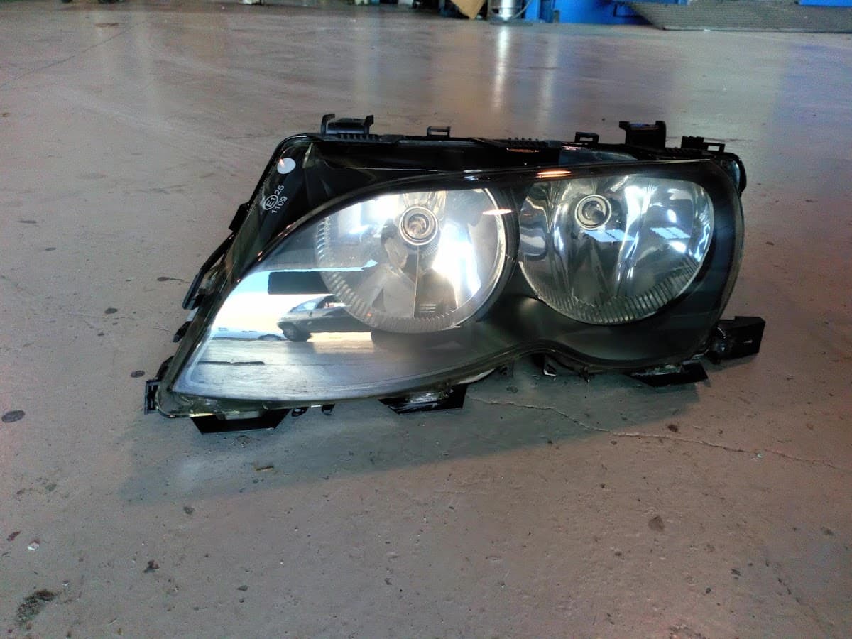 Componente de vehículo revisado con precisión en el taller Espadas Motor