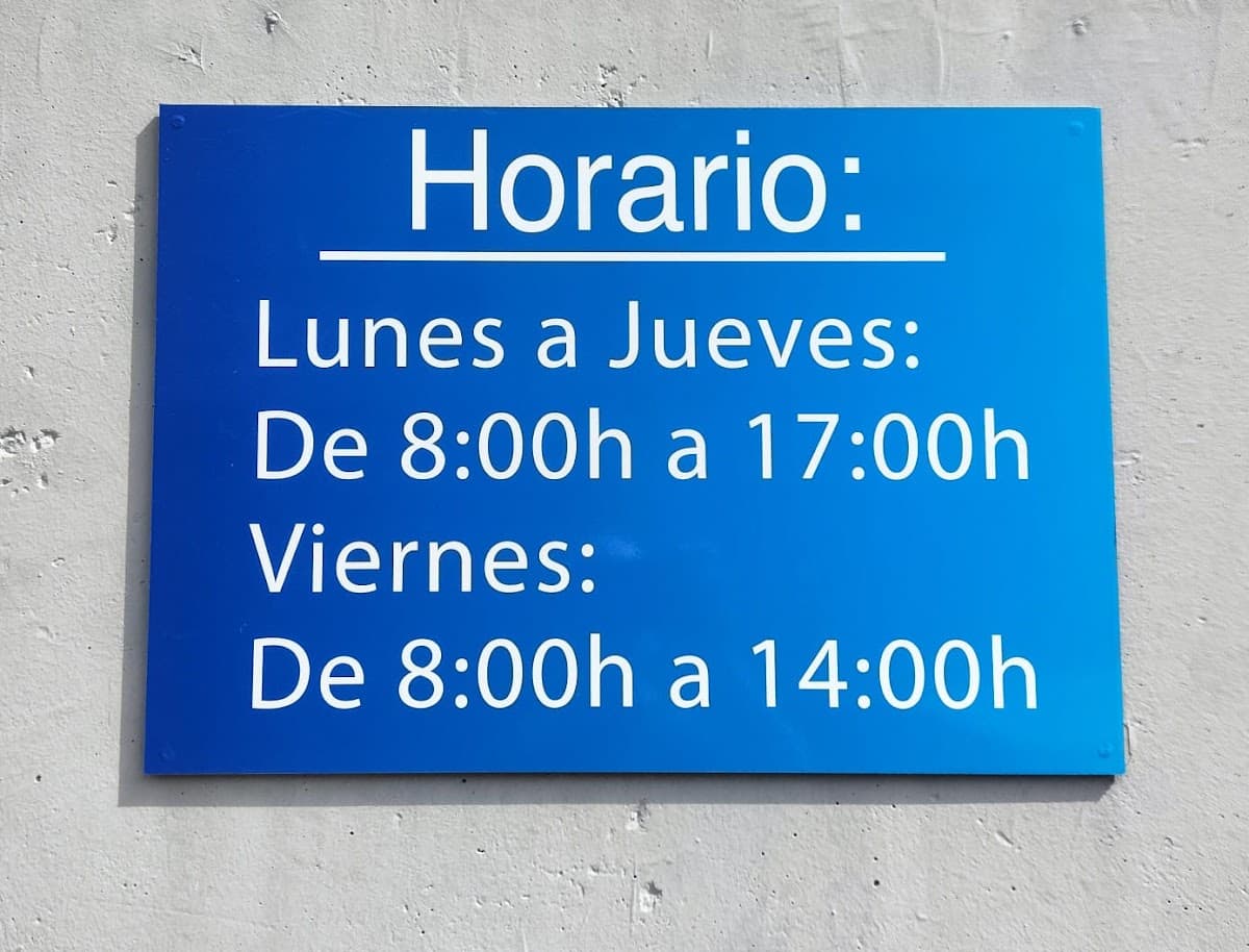 Cartel real con el horario de atención del taller Espadas Motor