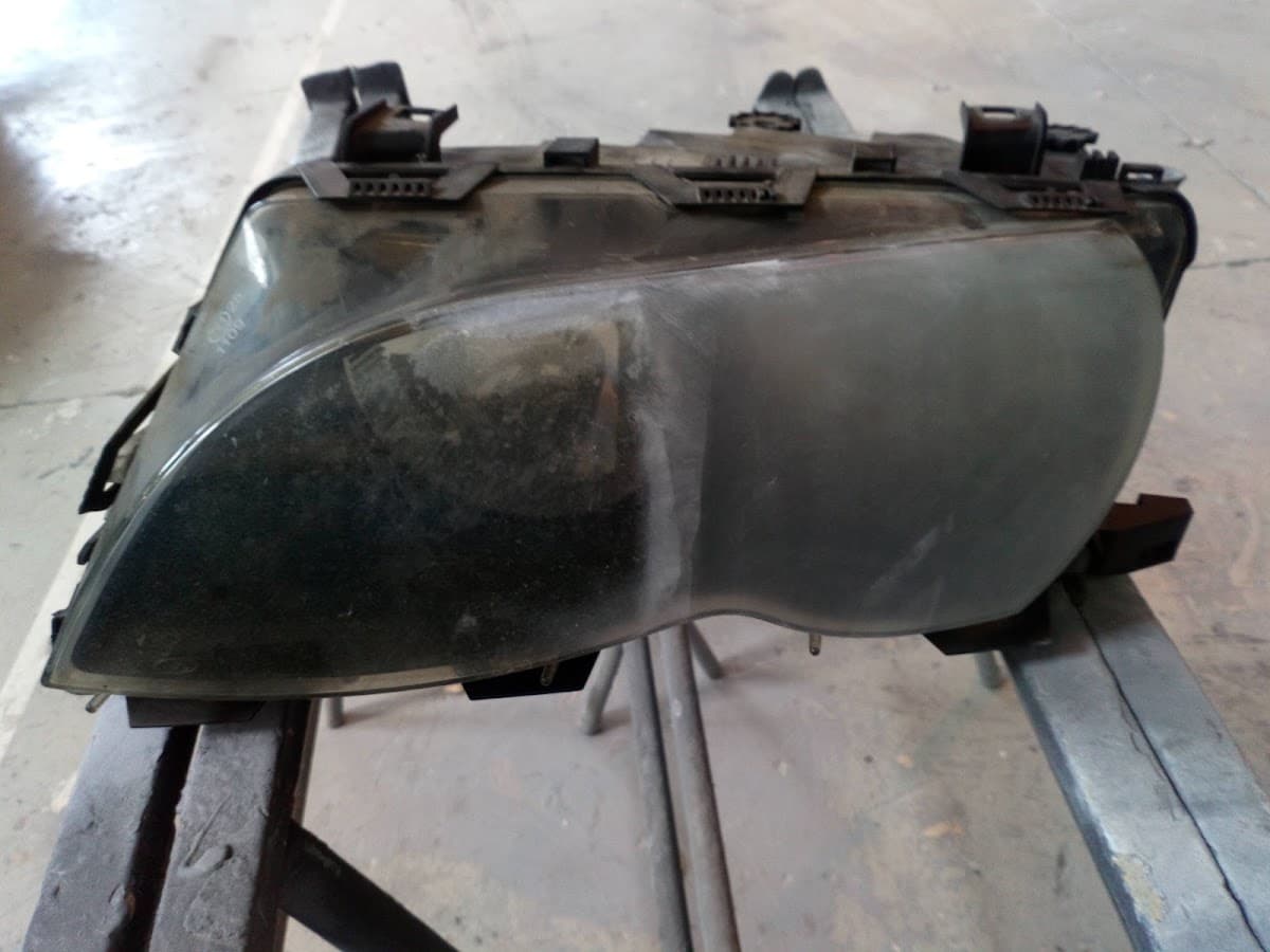 Pieza de vehículo revisada con precisión por el equipo de Espadas Motor
